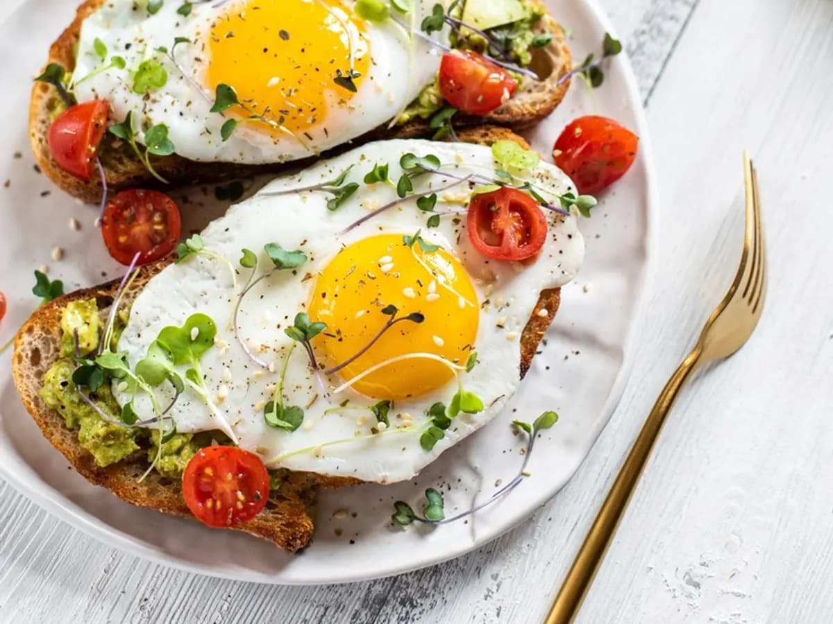 Fried eggs on toast with tomatoes
