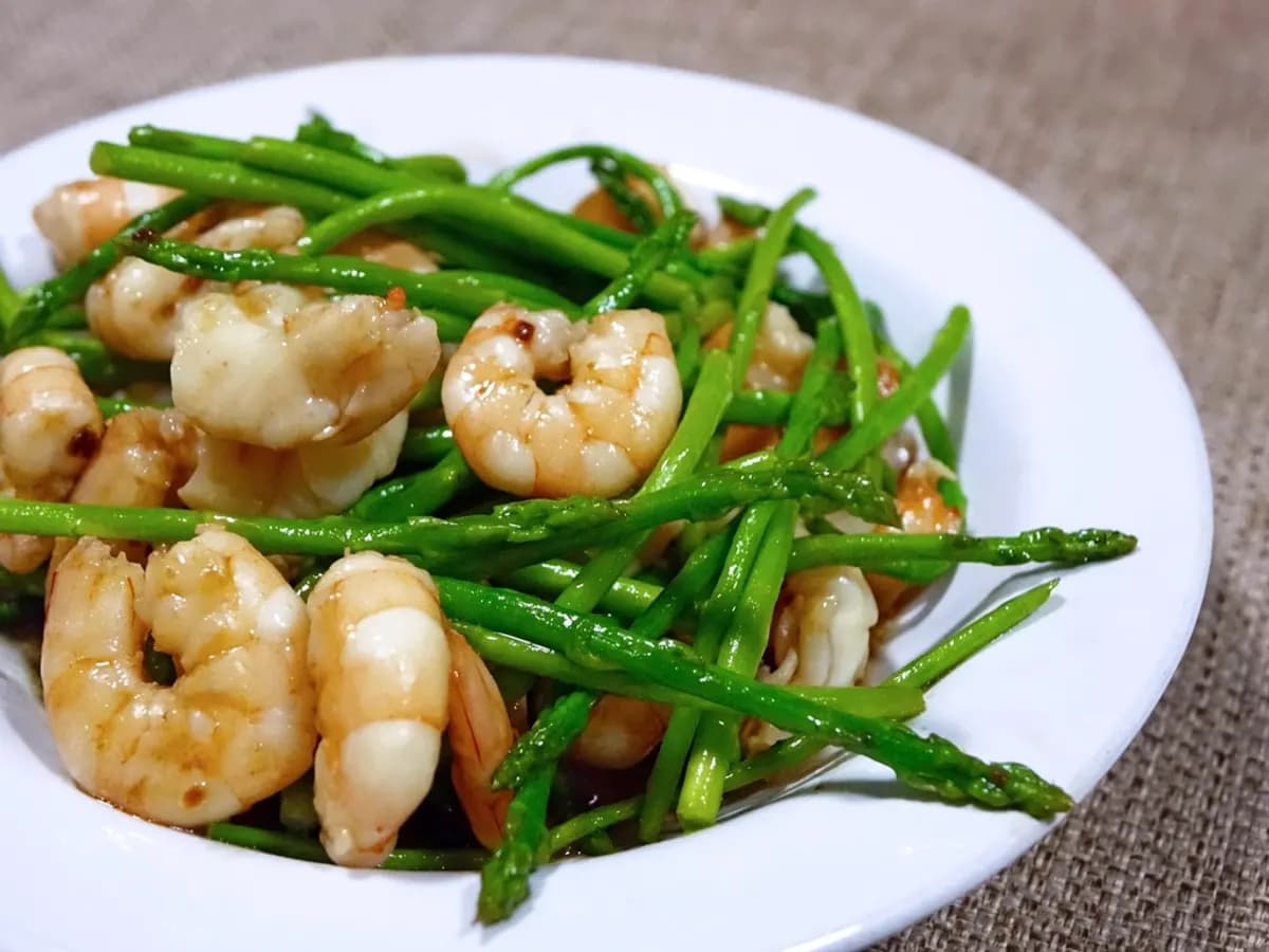 Shrimp with asparagus on a white plate